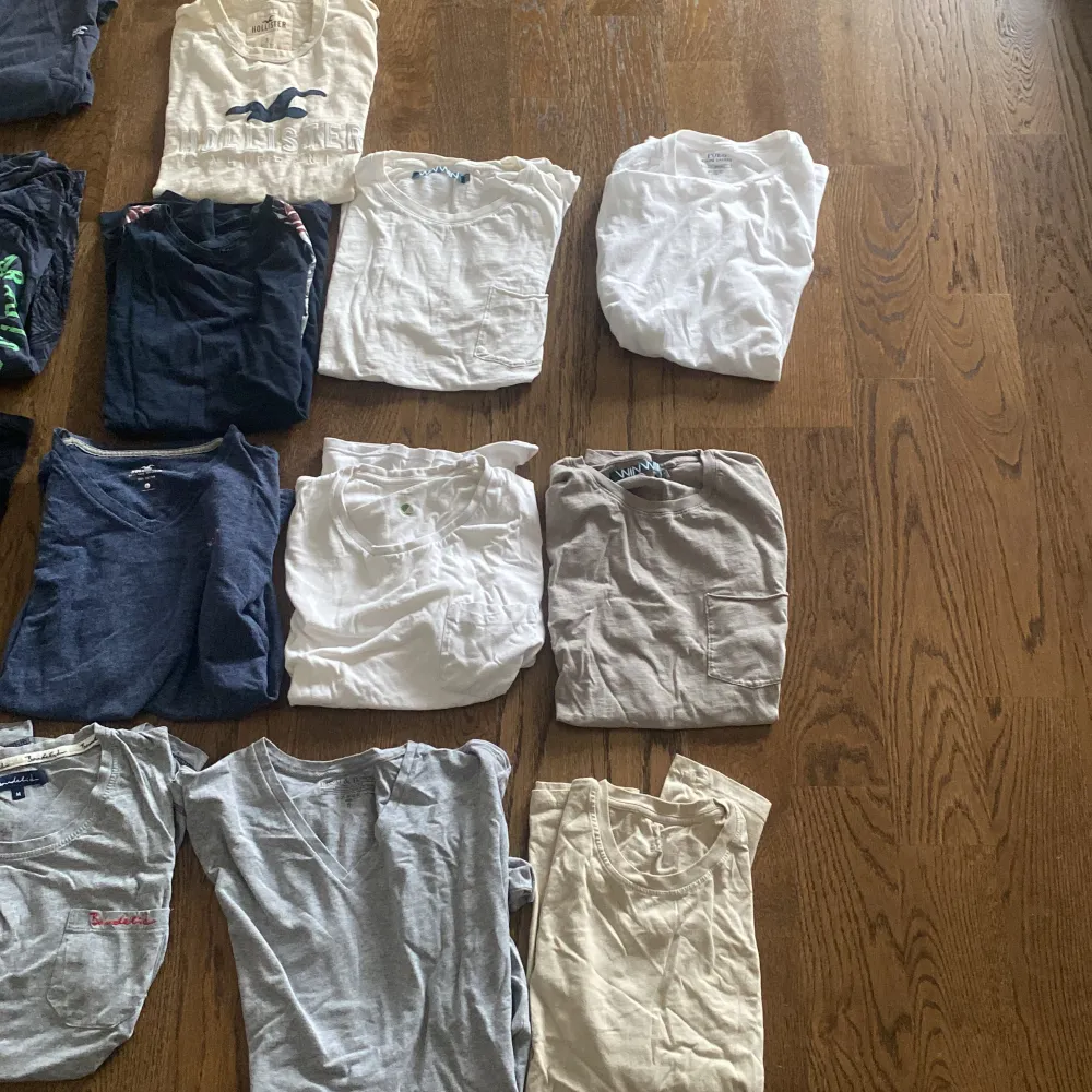 En stor samling av kläder i olika färger och material. . De är i olika stilar och passformer men allt är i storlek s/m. Märken så som hollister, Massimo dutti, bondelid och winwin. Använt men i mycket bra skick. Är du intresserad av bara ett eller några plagg går det bra att höra av sig😊. Övrigt.