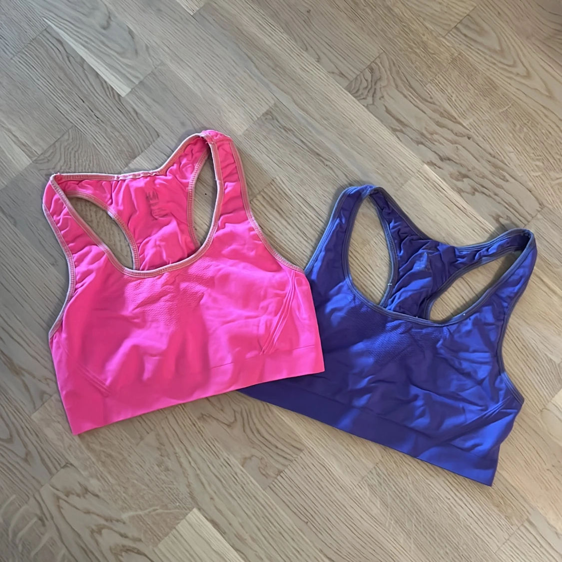 Två sport-bh:ar i rosa och blått