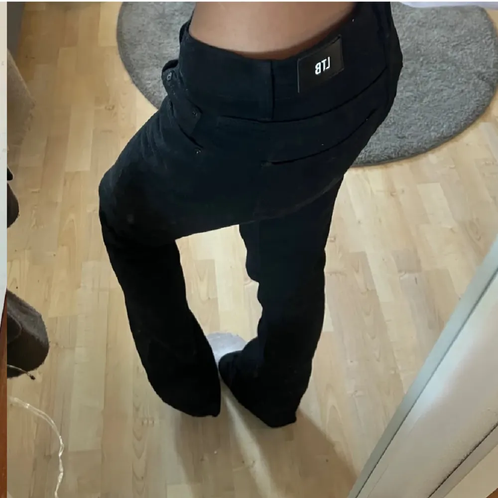 Säljer då de tyvärr inte kommer till användning💕 är i nyskick så de har inga defekter💕💕. Jeans & Byxor.