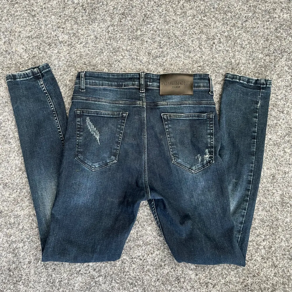 Givenchy Jeans Slim Fit med Revor | Utmärkt Skick | Storlek 32/32 Innerben 75cm, midja 40cm  |Frakt spårbart via postnord eller instabox där köpare betalar | Tveka inte att höra av dig vid frågor 📩. Jeans & Byxor.