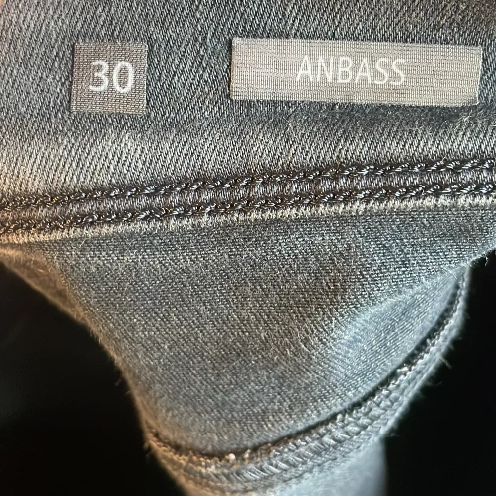 Replay anbass i storlek 30/30. Skicket är 8/10 då det är en liten fläck på backsidan. Priset är inte hugget i sten. Kontakta för mer information.. Jeans & Byxor.