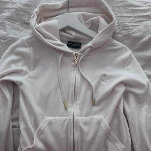 Juicy Couture Robertson Gold - Set från juicy couture i sammet. Modellen är robertson gold och färgen är lite crémevit. Skicket är som ny, S i båda delar🤍