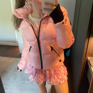 Freestyle SAM skidjacka/vinterjacka - Jättesnygg skidjacka/vinterjacka från det amerikanska designer märket SAM. Använt ett fåtal gånger, nyskick. 💌💌Köpt från Saks Fifth Avenue, orginalpriset 4500kr.  