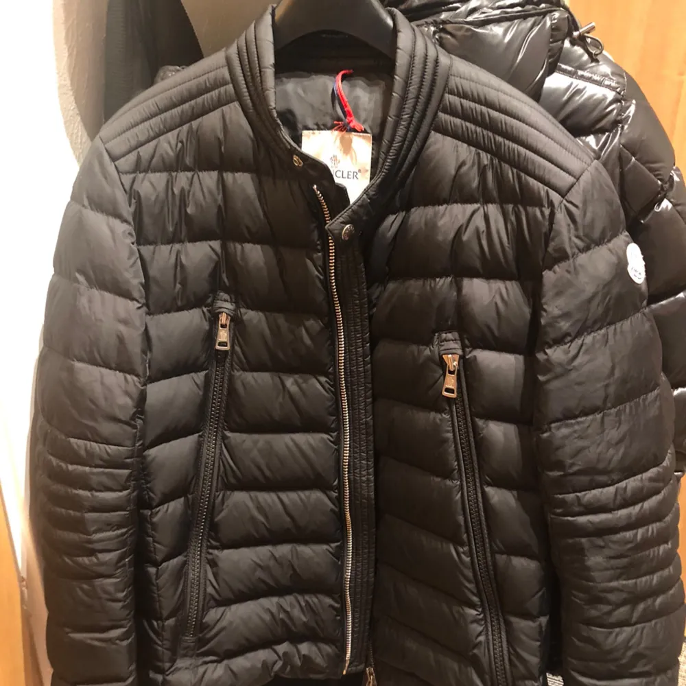 Äkta Moncler Amiot jacka: bra skick med inga hål och lappen som ni ser på bild 2 sitter lite löst och den grejen man hänger upp jackan med på en krok är trasig. Storlek 2. Jackor.