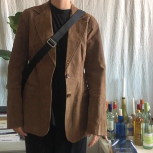 Kavaj i skinn/mocka imitation - Kavaj i mörkbrun läder/mocka imitation! Bra skick, från Sara Kelly by Ellos, storlek 40⭐️ Möts helst upp i Malmö eller Lund men kan posta mot fraktkostnad