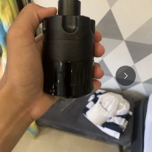 Azzaro most wanted intense - Säljer denna feta parfymen för ett bra pris , 78/100ml kvar , pris kan diskuteras vid snabb affär ✅🍾