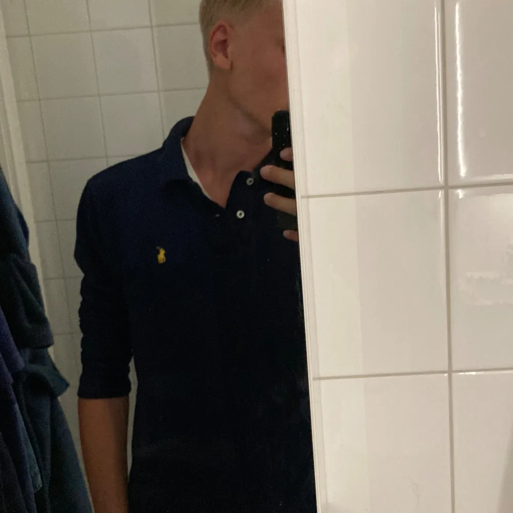 Supersnygg Ralph Lauren polo som är i mycket fint skick! Nypris: 1500kr. Tröjor & Koftor.