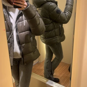 Superdry vinterjacka - Superfin grön vinterjacka i bra skicka herrmodell storlek s men 