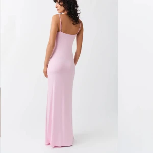 Två klänningar - Säljer dessa två suuuuper sköna klänningar från Gina tricot! Aldrig använda. 🩷en rosa och en marinblå. Den blå är helt slutsåld på hemsidan och i många butiker. Båda är i storlek S men är jätte anpassbara i storlek🩵säljer 2 för 350kr!!