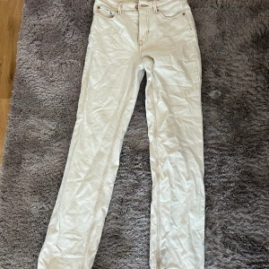 Offwhite Jeans Zara - Snygga offwhite jeans från Zara.