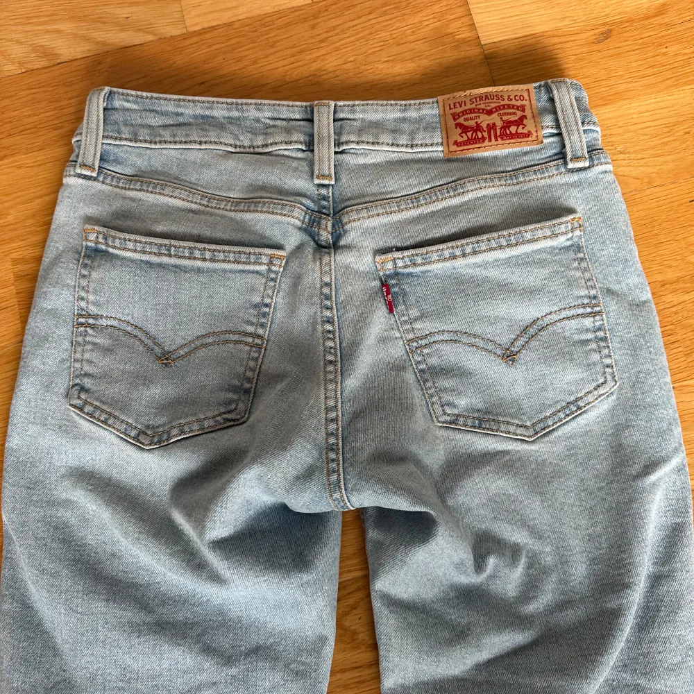 Säljer detta fina par av lågmidjade jeans då jag råkade köpa två av samma. Dom är knappt använd bara testade. Dom är i mycket bra skick och är ett par basic jeans som alla måste ha i sin garderob ( priset kan diskuteras ) . Jeans & Byxor.