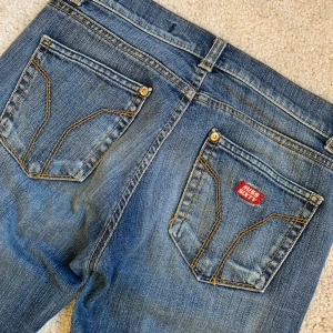 Lågmidjade snygga jeans - Säljer dessa jeans från miss sixty då de inte kommer till användning 💗bra skick! Skriv för mått eller frågor.