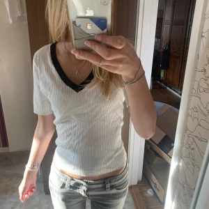 Vit kortärmad H&M tröja - Medium