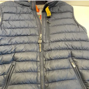 Säljer en parajumper väst inte så använd så mycket säljer eftersom försöker samla pengar. 100% äkta och inget fel med den - En väst inte använd så mycket bra skickt 100% äkta