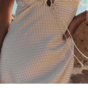 Klänning  - Så fin Klänning från zara använd endast en gång! 