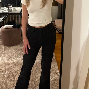 midwaist kostymbyxor  - Supersnygga och super sköna kostymbyxor från bikbok! Midwaist och i storlek 34. Endast använda en gång!! som nya!