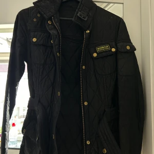 Barbour  - Min gammal barbour jacka som jag köpte för drygt några år sedan för 3000 den har gått sönder där nere men man märker inte av, har typ 2 fläckar som går och ta bort