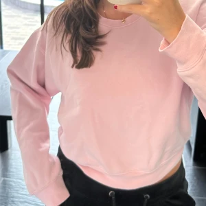 Tröja - Säljer denna croppade ljusrosa tröja från BikBok, storlek xs, gott skick