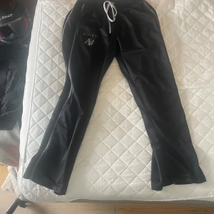Svarta träningsbyxor från Gorilla Wear - Säljer ett par svarta träningsbyxor från Gorilla Wear i storlek L/XL. Har haft dom i ett år och en av de gymboxor jag använt till gymmet. Orginal pris 599