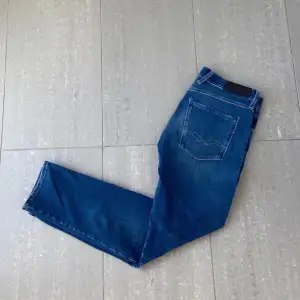 Säljer nu dessa riktigt feta Replay Anbass hyperflex jeans som är i färger mörkblå. Dom är i väldigt bra skick, storleken är 32/30. Tveka inte på att höra av dig om du vill ha bilder eller undrar något.🙌🏽