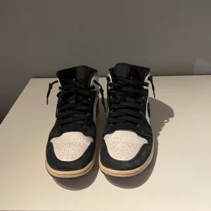 Nike Jordan mids - Snygga Jordans som stått orörda senaste året, varsamt använda och få ställen man ser att det är använda på, man kan få med crease skydd om man vill. Vid eventuella frågor tveka inte på att höra av dig