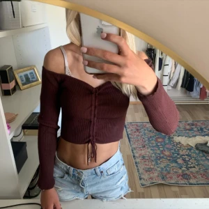 Brun cropped tröja - Jättebra kondition zara tröja. Storlek M men passar bättre till S ellet XS😊