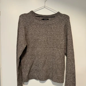 Grå stickad tröja från Vero Moda - Säljer en supermysig grå-brun stickad tröja från Vero Moda.  Tröjan har långa ärmar och en klassisk rund halsringning. 