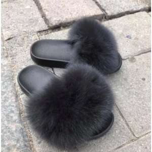 Tofflor  - Köpte tofflorna för 600kr säljer de för 400kr. Användes 2 gånger. De är i nyskick ❤️