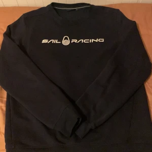 Sail racing tröja - Säljer min tröja då den inte kommer till användning. Billigt, tröjans skick är nära till nytt. Storlek L i barnstorlekar men sitter som en M i herr. Hör av er vid frågor.