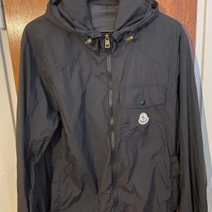 Moncler vind jacka - Säljer en vindjacka från moncler i väldigt bra skick efter som den bara är använd ett fåtal gånger. Den är även vattentålig. Skriv vid frågor😁