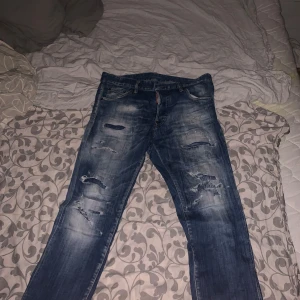 Dsquared2  - Dsquared2 jeans. Finns ett hål vid höger knä som lätt går att fixa, se bild 4. Nypris: 6000kr inköpta på Miintos hemsida.