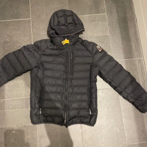 Parajumpers jacka - Använd men i bra skick förutom ett litet hål på ena armen som knappt syns samt att dragkedjan är utbytt se på bild. Storlek s.