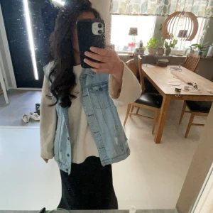 Jeans väst - Säljer en as snygg jeans väst, fler bilder finns