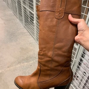 Snygga skinnstövlar - Riktigt coola bruna klackar som knappt använts, klacken är 7 cm hög och sulan är nästan helt nybytt   