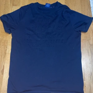 Snygg vintage tshirt - Tja! Säljer just nu denna sjukt snygga mörkblåa vintage tee i storlek XL (passar även L). Trycket är otroligt snyggt och elegant med utstickande text. Fick tröjan av en släkting men tyvärr för stor, säljer för 300 kr! Priset inte hugget i sten 🙌 