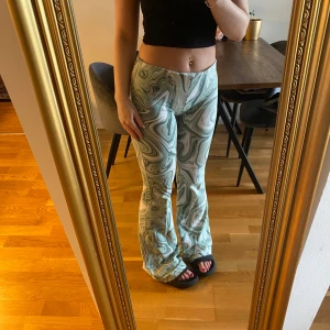 Bootcut leggings - Stretchy 70s style bootcut/flare leggings with marble pattern in white & green Stretchy waistband, cotton material Size m