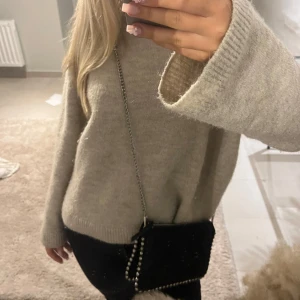 Väska från zara - Säljer då den inte kommer till användning längre🫶🏻Lite rostig på metalen på sidan. Svart med gråa metal ”pärlor” på sidorna. 