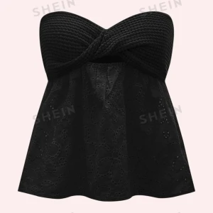 Säljer min jättesöta svarta topp  - Toppen är i storlek xs och den är använd 3-5 gånger så den är i bra skick💘 jag står inte för frakt!<3