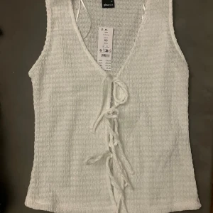 Tie front top - Vit topp från Ginatricot, aldrig använd!  Strl XS💓