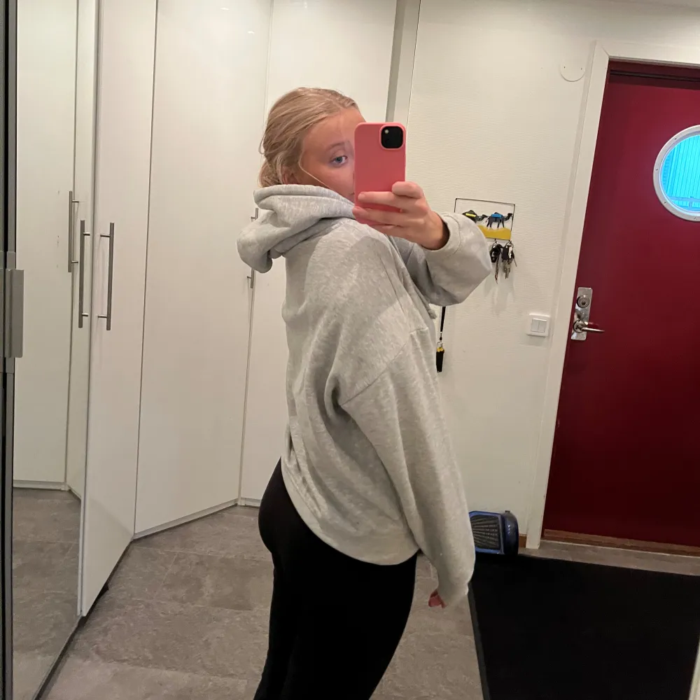 Grå hoodie från bikbok, storlek S men skulle säga att den passar bra i alla storlekar beroende på hur man vill att den ska sitta. Från bikbok och i bra skick, sparsamt använd. Nypris 400, kan tänka mig att sälja billigare än 200 vid snabb affär. Hoodies.