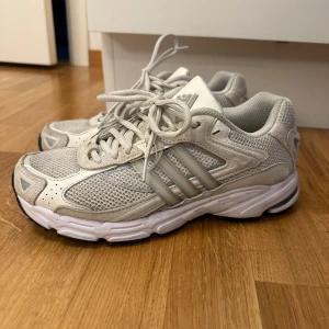 Adidas Response CL Beige (W) - Adidas sneakers, mycket bra skick endast använda två gånger. Köpta på sneakershyllan i Göteborg ( har kvar kvitto ). Beiga med silver detaljer, super sköna.