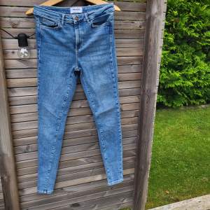 Blåa jeans från aware by vero moda. Storlek M/34, gjord av 92% ekologisk bomull, 6% polyester och 2% elastan. Använda två gånger så i mycket bra skick. Skinny jeans och hög midja. Originalpris 699 kr. Aldrig tvättade i parfymerat tvättmedel.