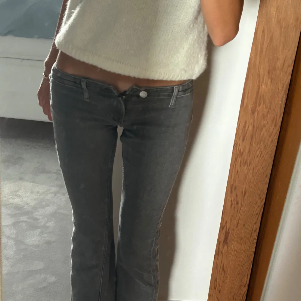 Super snygga lågmidjade Bootcut jeans! Sydda av mig men är i toppen kvalitet då jag har sykunskaper💗🥰 säljer då dom är lite för korta för mig som är 163!  37cm i midjemått rakt över 73 i innerbenslängd 💗 Skriv för fler bilder/ funderingar! . Jeans & Byxor.