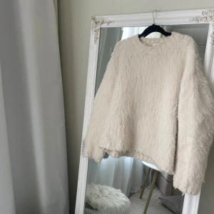 stickad tröja från hm - Säljer denna superfina stickade tröja i ull från H&M💕 ändast använd ett fåtal gånger och i fint skick!!! Den är vit/gräddvit, hör av dig om du har frågor 💕💗