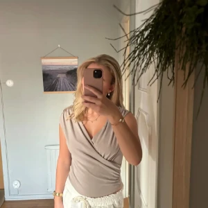 Modernblus från ginatricot - Ny blus från Ginatricot i strl Xs som tyvärr inte kommit till användning, därför är den i nyskick. Skönt material och passar både till skolan och till en finmiddag💕