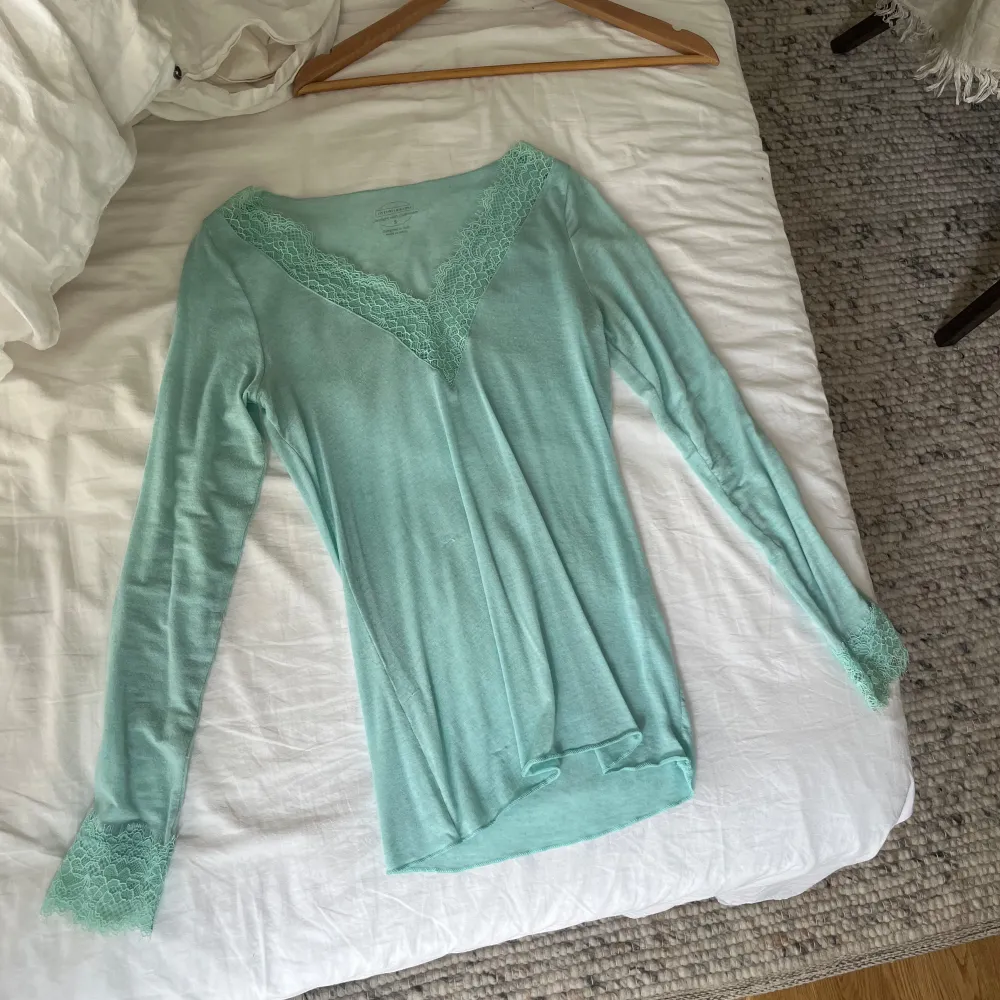 Säljer min fina intimissimi ”Modal Cashmere Ultralight Long Lace Shirt”. Ääälskar den men kommer tyvärr inte så mycket till andvändning! Den är i färgen ”glacier Green” så unik o fin turkosa färg❤️storlek S. Köpt för 449! Mycket bra skick. Tröjor & Koftor.