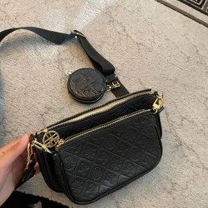 Väska - Väldigt bra skick. Bandet är tjockt och hela väskan har mönster på sig.