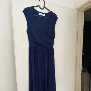 Mörkblå långklänning (Chiara Forthi Milano) - Långklänning mörkblå, använd en gång. I nyskick storlek s.