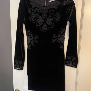 Svart kort klänning fin till festligare tillfällen  - Den är i fint skick använd fåtal gånger passar till de mesta 