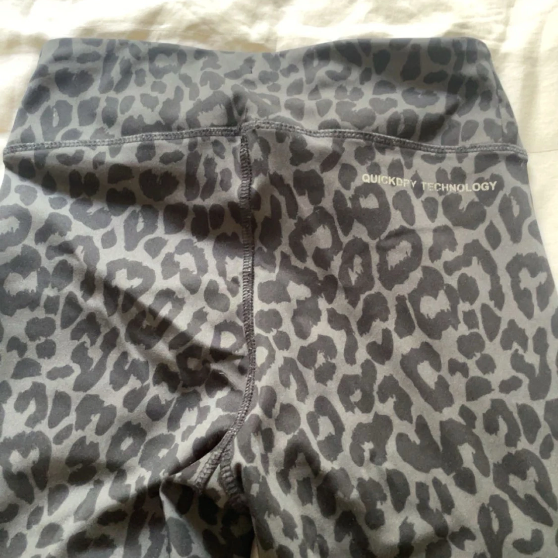 Grå leopardmönstrade leggings med QuickDry Technology - 3